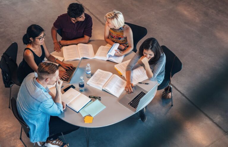 grupo de pessoas estudando juntas para concurso publico