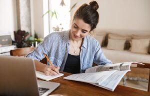 mulher estudando para concurso lendo um livro