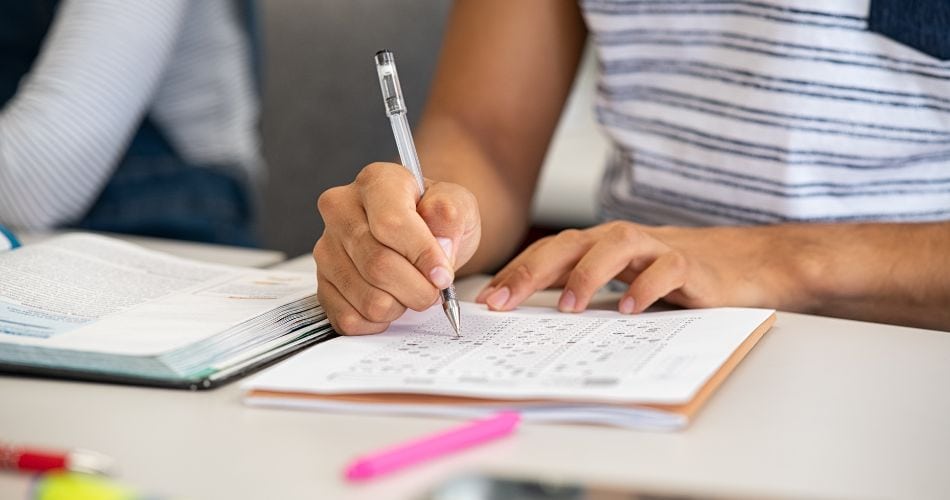 escrever resumo marca texto grifar